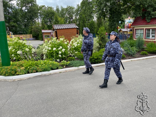 Сотрудники Росгвардии обеспечили безопасность празднования Дня молодежи и школьных выпускных вечеров в Чувашии.