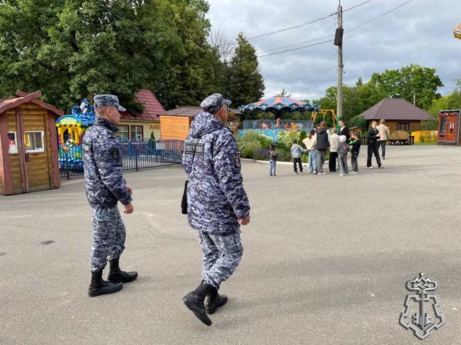 Сотрудники Росгвардии обеспечили безопасность празднования Дня молодежи и школьных выпускных вечеров в Чувашии.