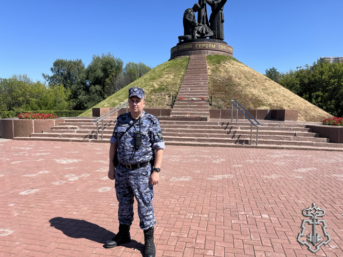 Росгвардейцы приняли участие в обеспечении общественного порядка во время празднования Дня ВМФ в Чебоксарах