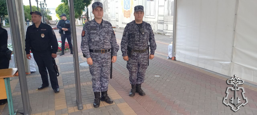 В Чебоксарах сотрудники Росгвардии обеспечили безопасность граждан во время праздничных мероприятий, посвященных Дню Чувашской Республики 