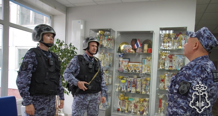 В Чебоксарах прошла тренировка сотрудников вневедомственной охраны на объекте участковой избирательной комиссии