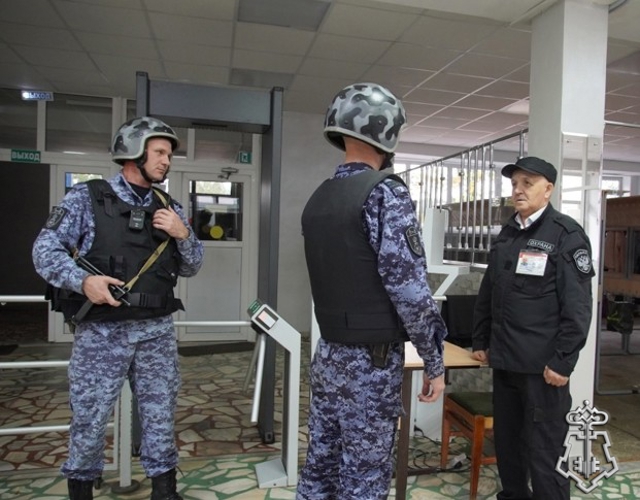 В Чебоксарах прошла тренировка сотрудников вневедомственной охраны на объекте участковой избирательной комиссии