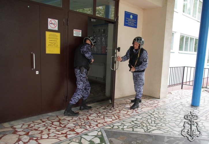 В Чебоксарах прошла тренировка сотрудников вневедомственной охраны на объекте участковой избирательной комиссии