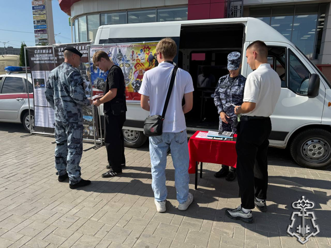В Чебоксарах росгвардейцы организовали работу передвижного агитационного пункта 