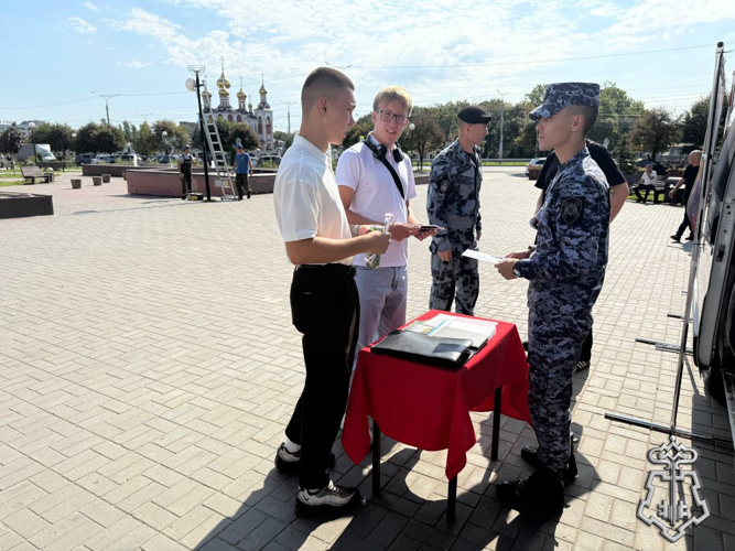 В Чебоксарах росгвардейцы организовали работу передвижного агитационного пункта 