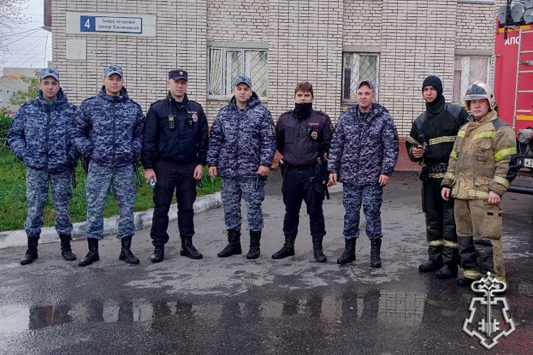 В Новочебоксарске сотрудники Росгвардии помогли эвакуироваться жителям загоревшегося дома