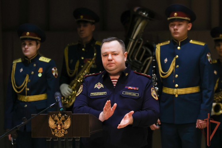 Заместитель директора Росгвардии Василий Сонин вручил государственные и ведомственные награды сотрудникам вневедомственной охраны в день профессионального праздника 