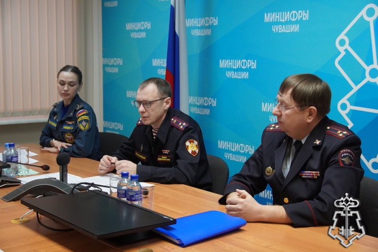 В Чувашии сотрудники Росгвардии совместно с коллегами из МВД и МЧС провели брифинг, посвященный безопасности граждан в новогодние праздники