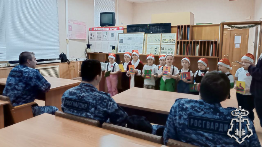 Воспитанники детского сада поздравили сотрудников Шумерлинского отделения вневедомственной охраны с наступающим Новым годом