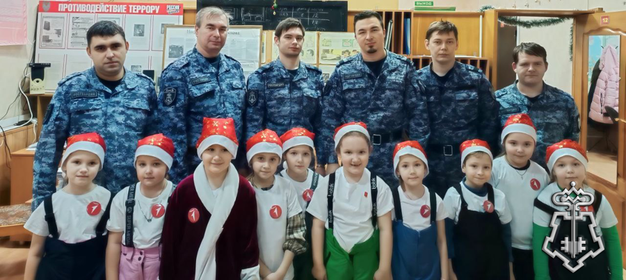 Воспитанники детского сада поздравили сотрудников Шумерлинского отделения вневедомственной охраны с наступающим Новым годом