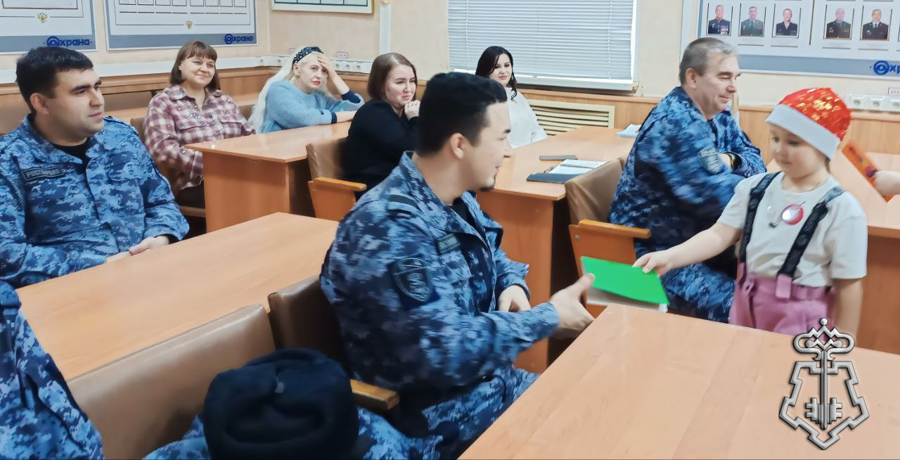 Воспитанники детского сада поздравили сотрудников Шумерлинского отделения вневедомственной охраны с наступающим Новым годом