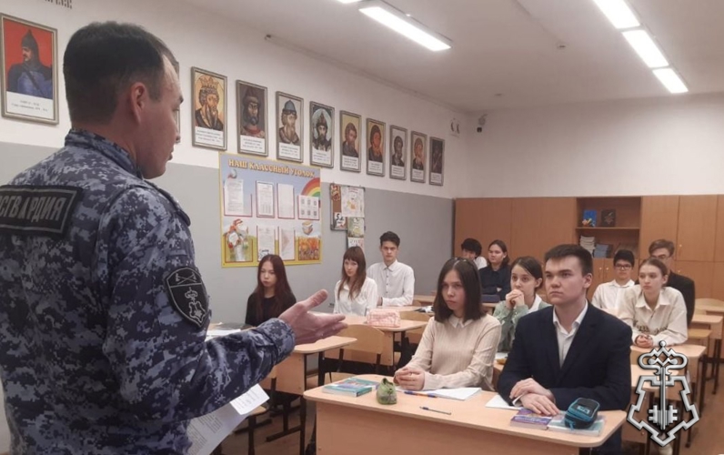 В Чебоксарах офицер Росгвардии провел урок со школьниками, посвященный Дню Конституции