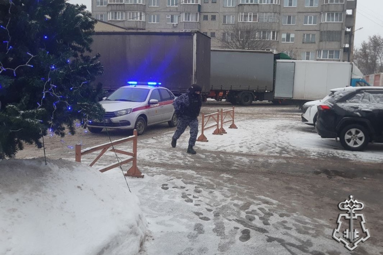В Чебоксарах росгвардейцы приняли участие в тренировке действий сотрудников предприятия в случае обнаружения подозрительного предмета 
