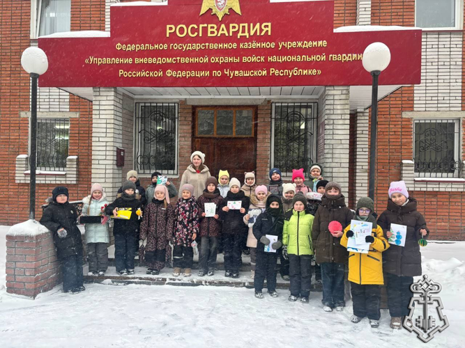  Чебоксарские школьники поздравили сотрудников Росгвардии с наступающим Новым годом