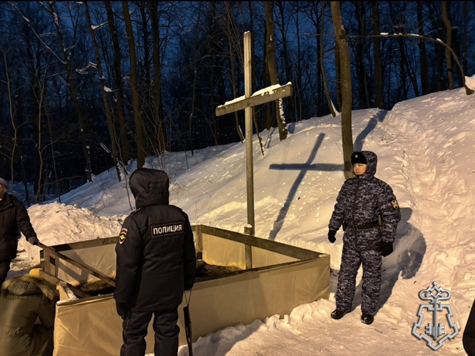 В Чебоксарах росгвардейцы приняли участие в обеспечении безопасности граждан в крещенскую ночь
