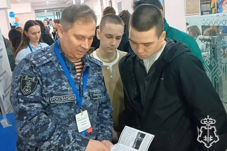 В Чебоксарах представители Росгвардии приняли участие во Всероссийской ярмарке трудоустройства «Работа России. Время возможностей»