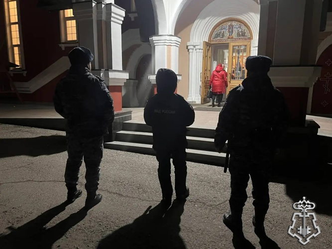 В Чебоксарах сотрудники и военнослужащие Росгвардии приняли участие в обеспечении безопасности пасхальных богослужений