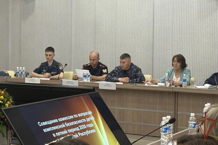 В Чебоксарах офицеры Росгвардии приняли участие в заседании комиссии по вопросам комплексной безопасности детей 
