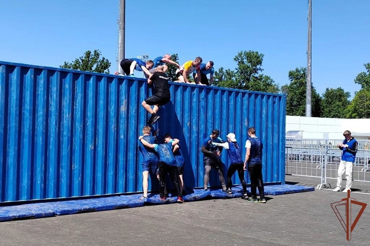 В Чебоксарах росгвардейцы приняли участие в забеге «Стальной характер»