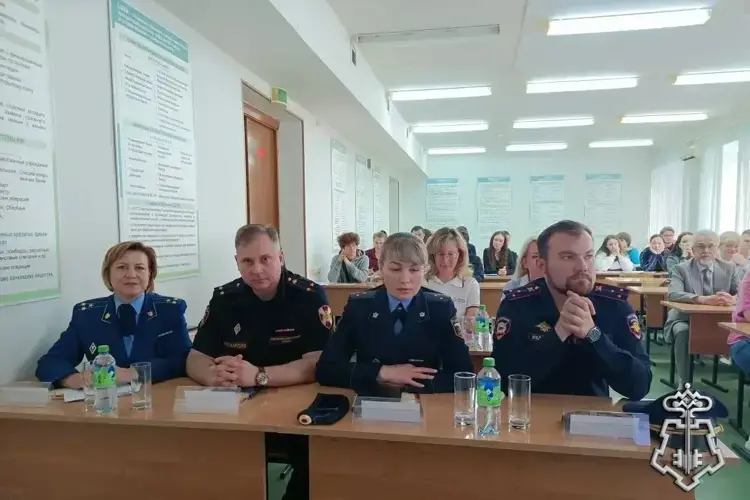 В Чебоксарах офицеры Росгвардии провели профориентационную встречу со студентами