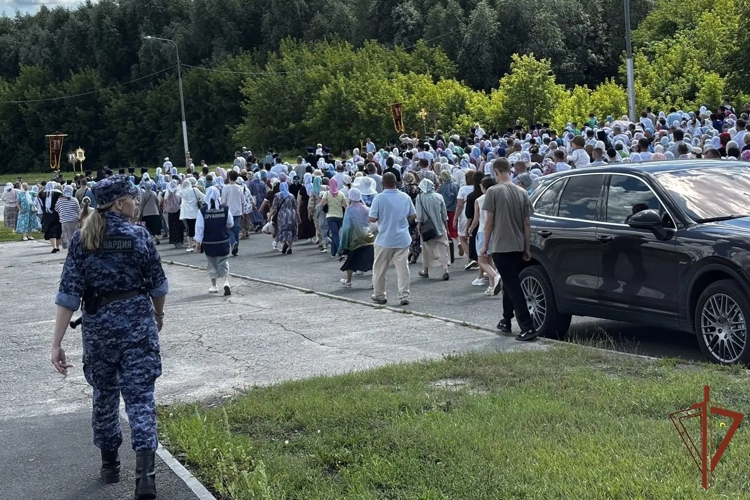 Росгвардейцы приняли участие в обеспечении общественной безопасности во время общегородского крестного хода в Чебоксарах