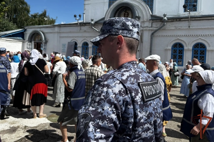 Росгвардейцы приняли участие в обеспечении общественной безопасности во время общегородского крестного хода в Чебоксарах