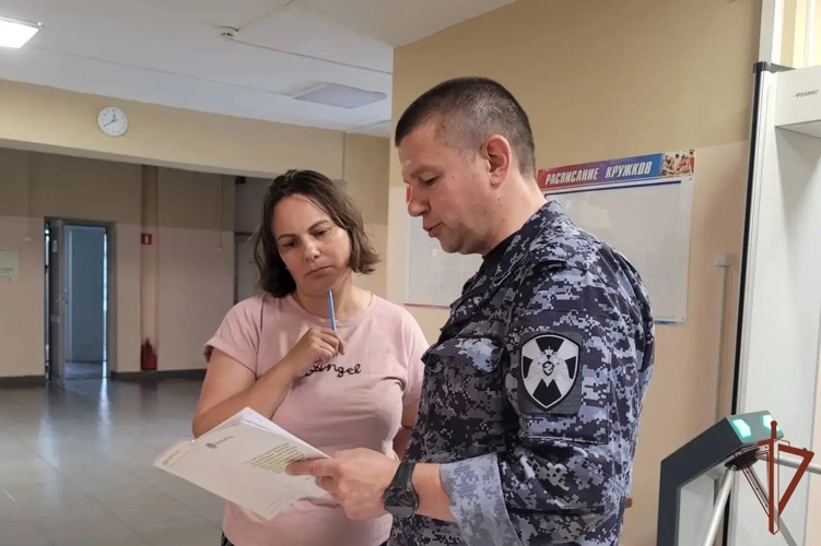 В Чувашии сотрудники Росгвардии в составе межведомственных комиссий проверили готовность образовательных объектов к новому учебному году