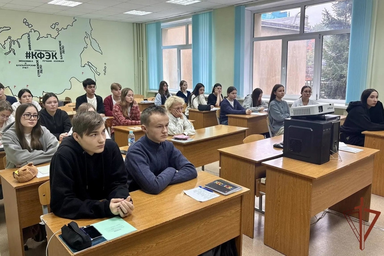 В Канаше офицер регионального управления Росгвардии рассказал студентам о службе