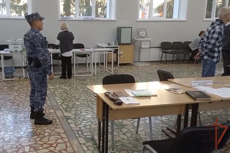  Сотрудники и военнослужащие Управления Росгвардии по Чувашской Республике обеспечили правопорядок в единый день голосования