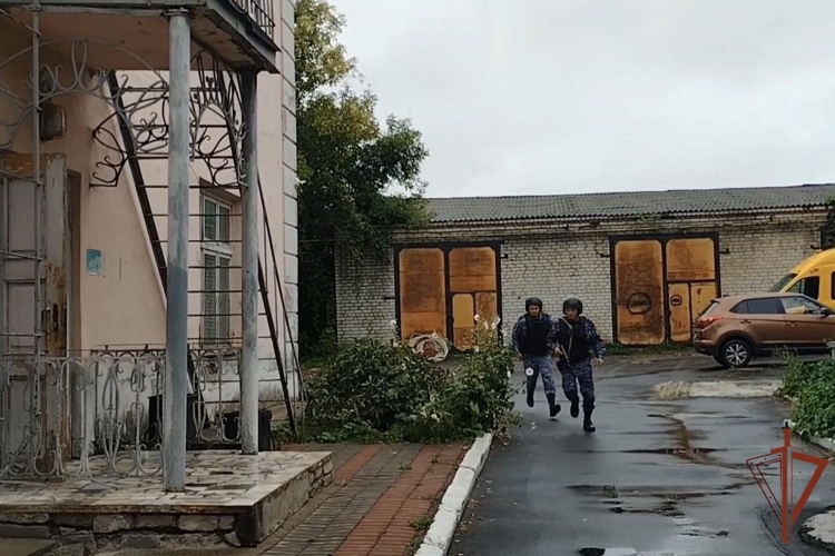 В Чувашии росгвардейцы проводят практические тренировки на объектах участковых избирательных комиссий