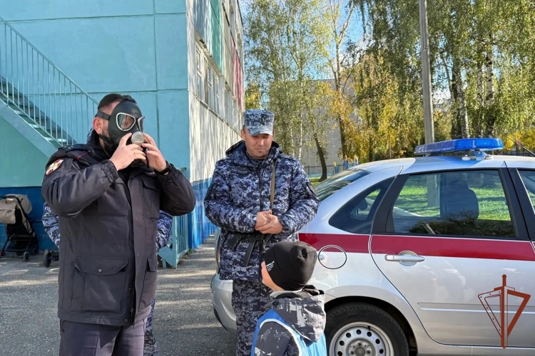 Сотрудник Росгвардии провёл урок безопасности для воспитанников чебоксарского детского сада