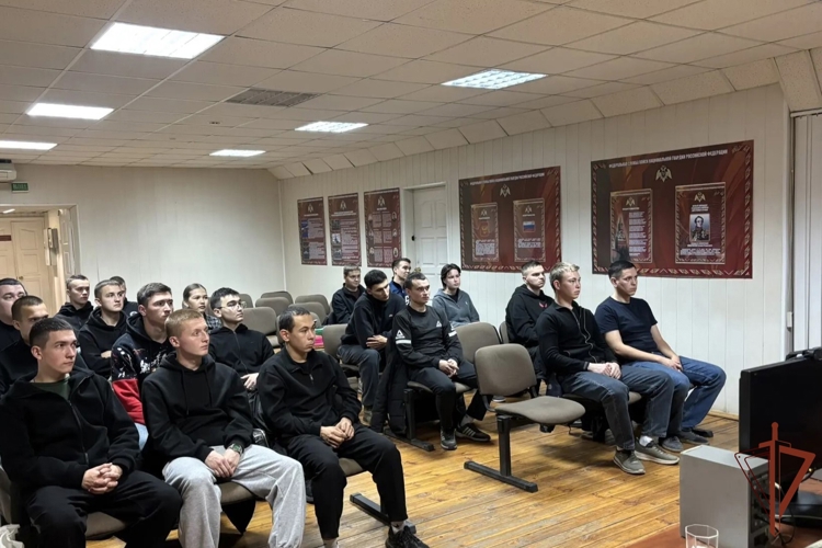 В День образования подразделений вневедомственной охраны Росгвардии в Чувашии прошла встреча стажёров с ветераном службы